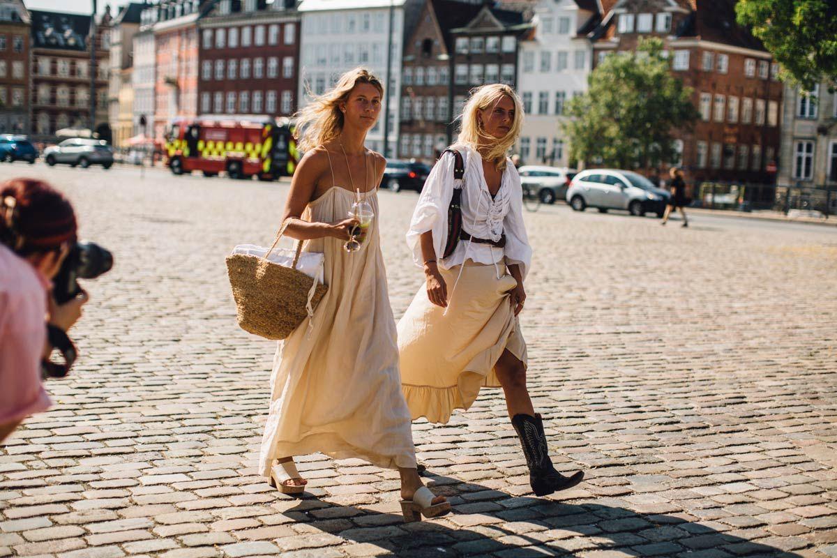Bolso de rafia tipo capazo visto en el 'street style' de verano de Copenhague. 