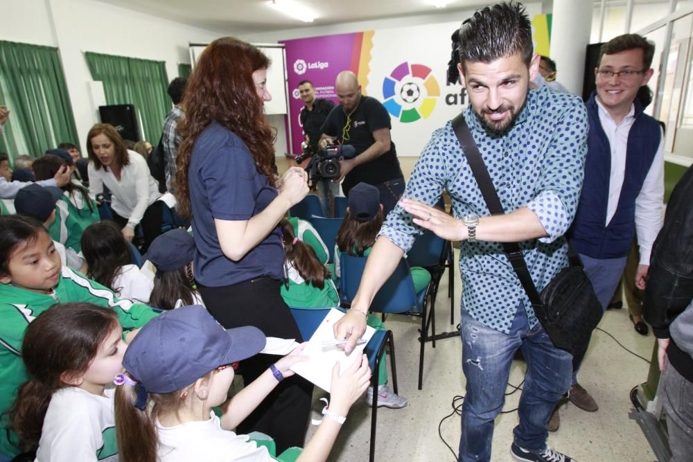 Nolito y Sergio, con los niños de Los Sauces