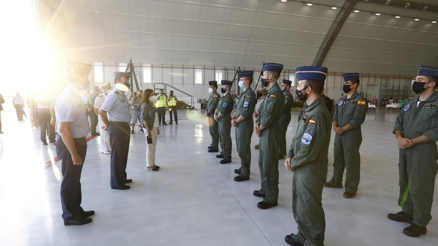 Margarita Robles recibe a los militares de Afganistán en una escena cargada de emoción y abrazos familiares.