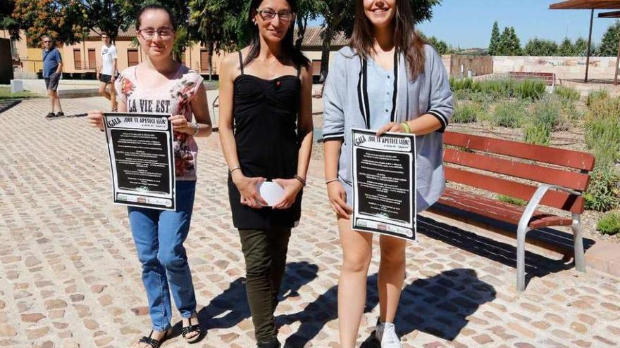 María Lorenzo, Emilia Casas y Judith González pasean por el parque de San Martín.