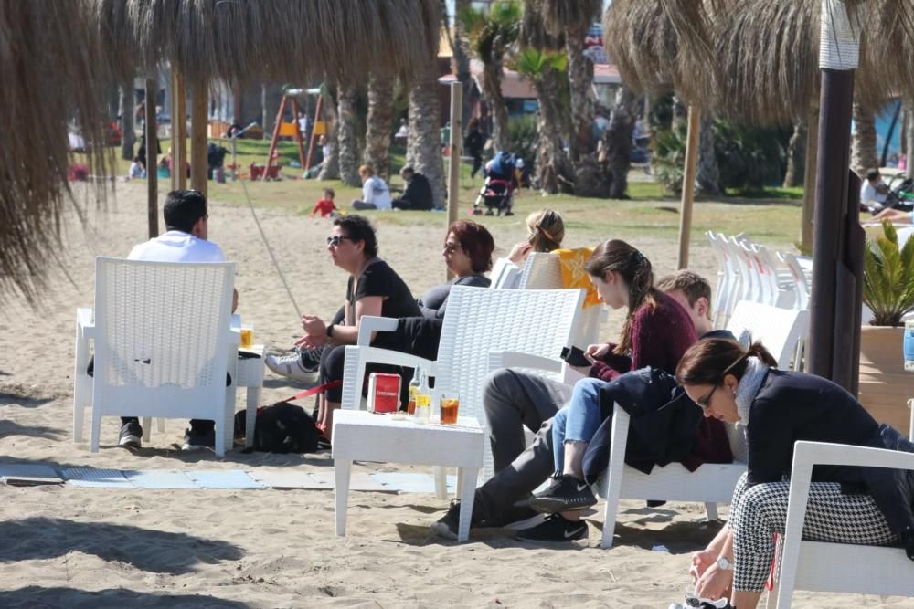 Las buenas temperaturas y los cielos despejados de este 28 de febrero han animado a muchas personas a pasar el día en los paseos marítimos y las playas de Málaga capital