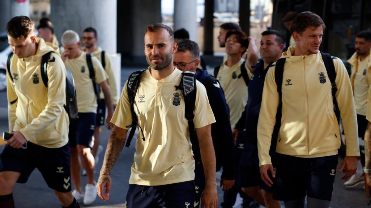 La expedición amarilla, con Jesé, Dinko Horkas y Mika en primer término, a su llegada al Aeropuerto de Málaga-Costa del Sol.