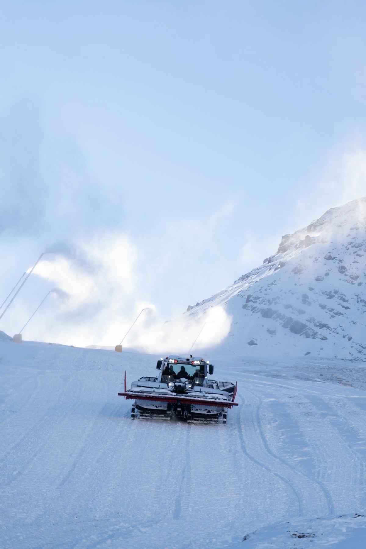 Una máquina trabajando, ayer, en la pistas de Formigal.