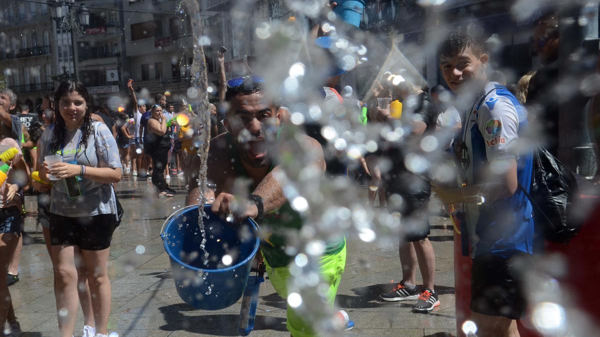 Los fotoperiodistas no se libran de la mojadura.