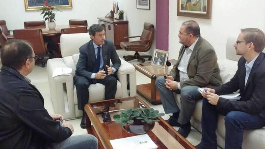 Un momento de la reunión del alcalde con Sánchez-Solís.