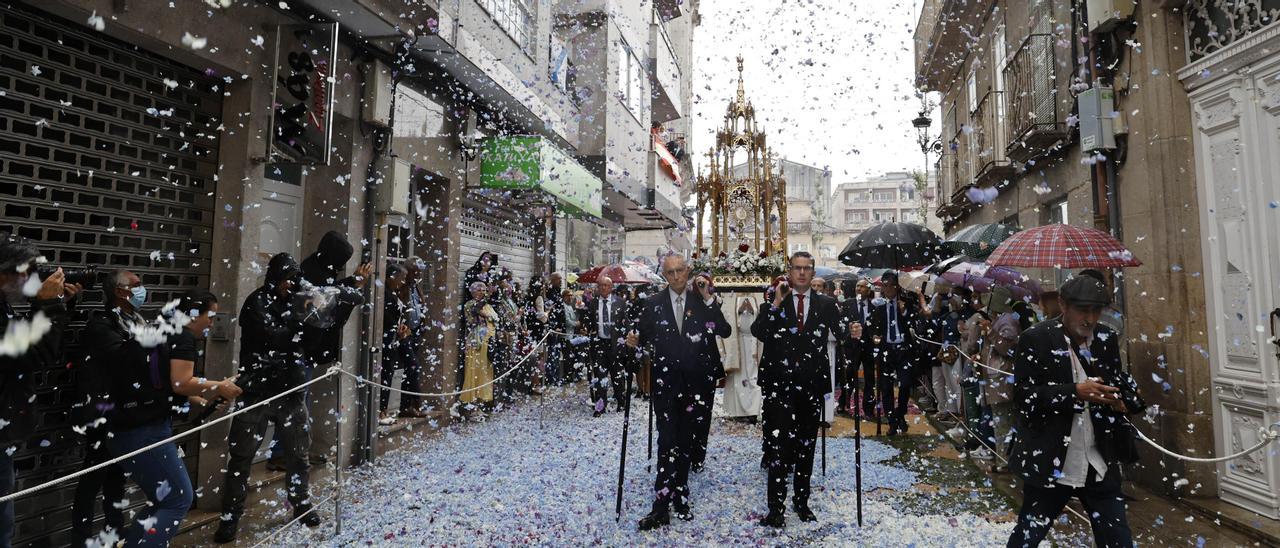 Lluvia de pétalos durante la procesión de Corpus de Ponteareas.