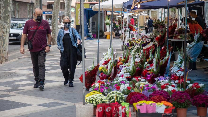 Las floristas de la Rambla registran buenas ventas aunque escalonadas por Tots Sants