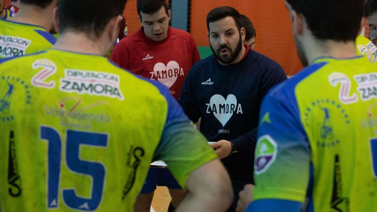 Iván López da instrucciones a sus jugadores en un tiempo muerto. | Ana Burrieza