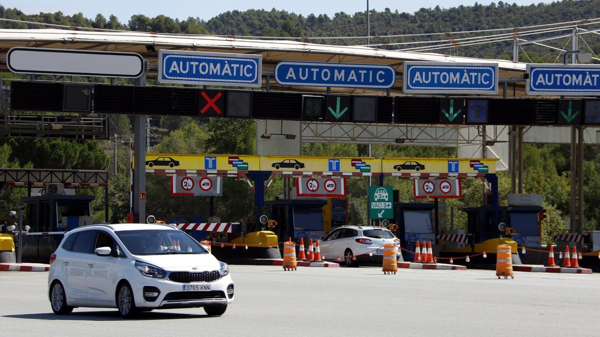 Pla general del peatge central de l'autopista C-16 a l'alçada de Sant Vicenç de Castellet.