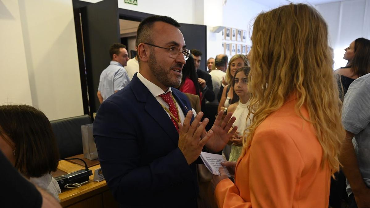 El alcalde Benlloch y la edila Fajardo dialogan tras el pleno de constitución del nuevo consistorio, el pasado mes de junio.