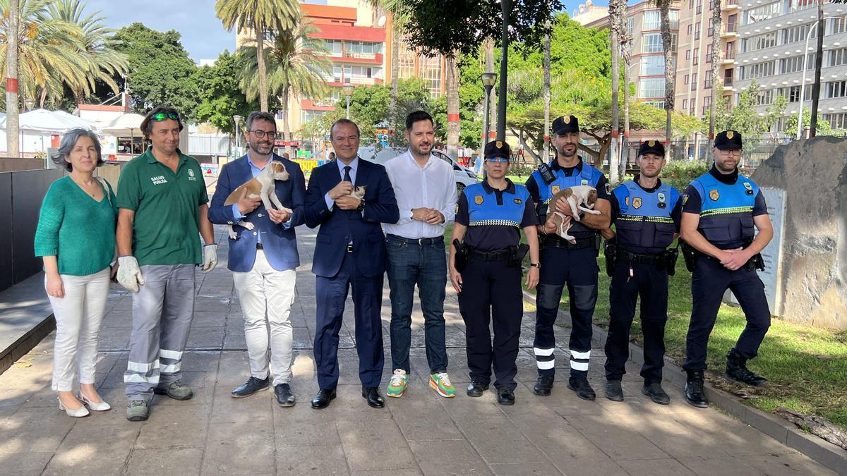 El alcalde y los concjeales Josué Íñiguez y Luis Zamorano con el grupo de Protección Animal de la Policía Local.