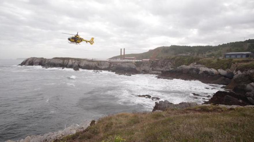 Buscan en Salinas y Arnao a una mujer que cayó al mar mientras pescaba de madrugada