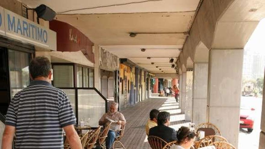 Terraza en el paseo marítimo, a la altura del Orzán. / eduardo vicente