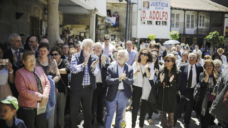 Vecinos, familiares y autoridades, en el homenaje de ayer en Vilanova dos Infantes.  // B. Lorenzo