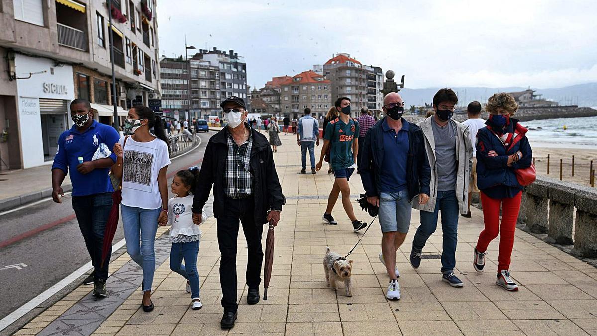 Visita ntes caminando por el paseo de Silgar, uno de los mayores puntos de alfuencia.   | // GUSTAVO SANTOS