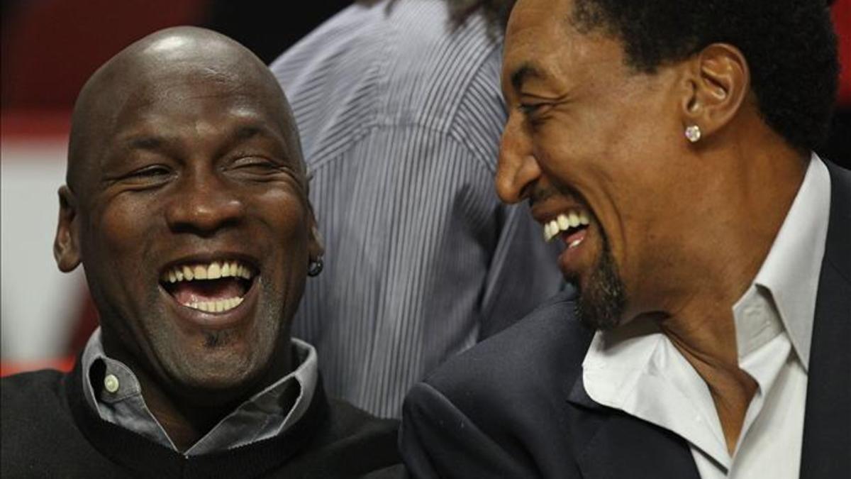 Pippen y Jordan disfrutando de un partido de baloncesto