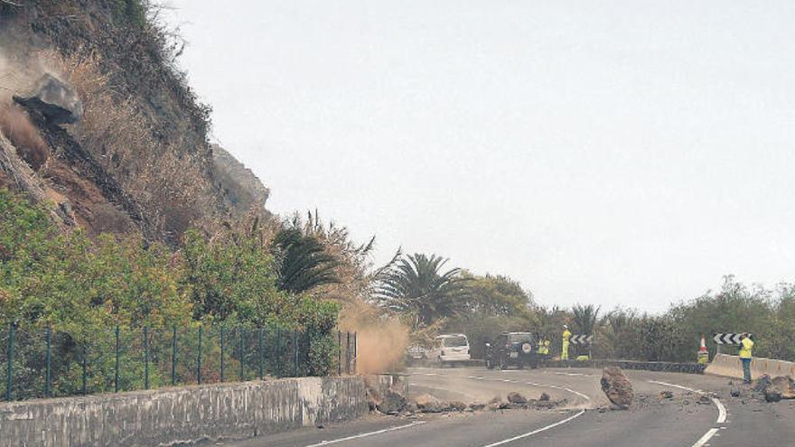 Un desprendimiento controlado de rocas en el tramo de la TF-5 entre Los Realejos y San Juan de la Rambla.