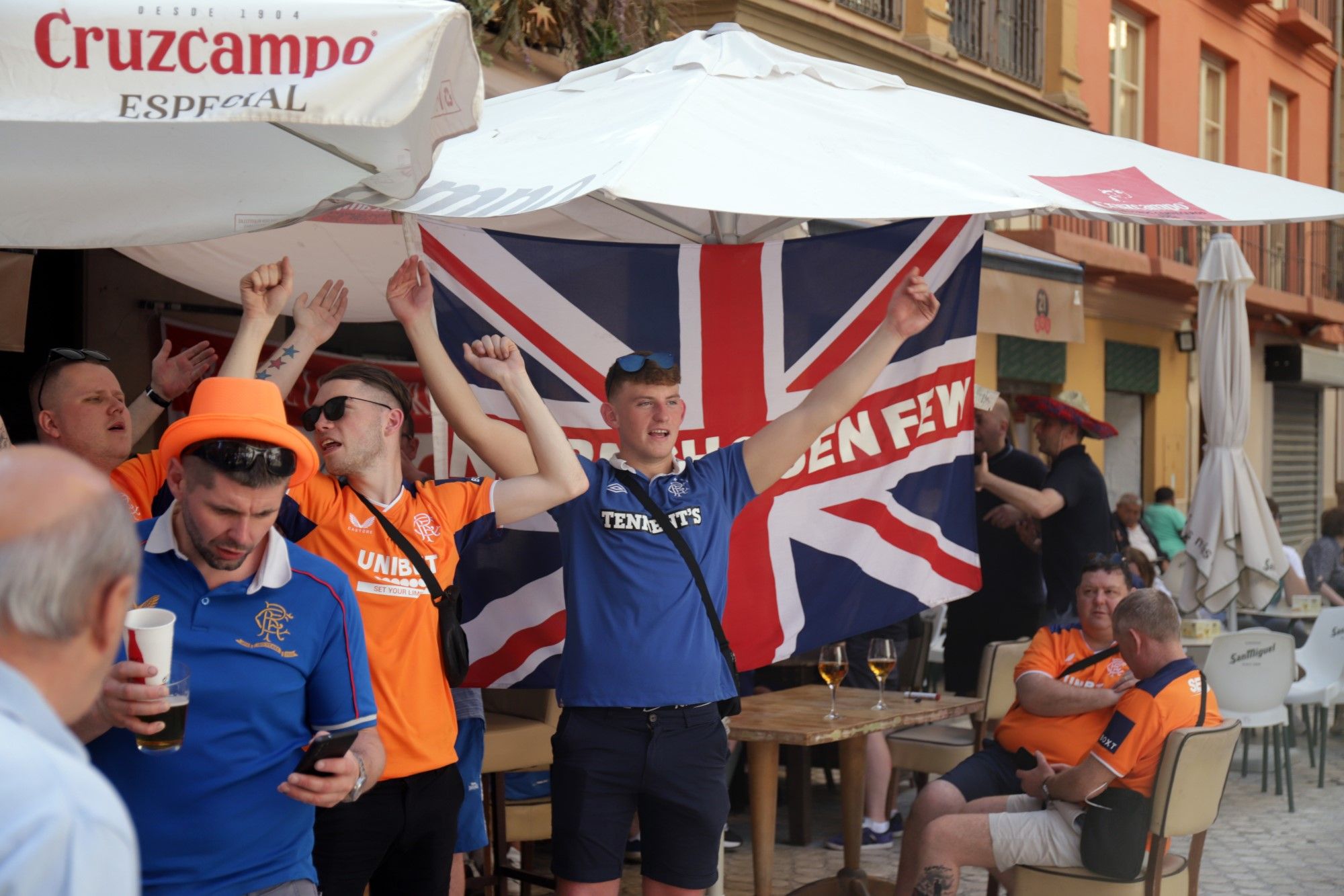 Aficionados del Rangers en el Centro de Málaga antes de disputar la final de la Europa League en Sevilla