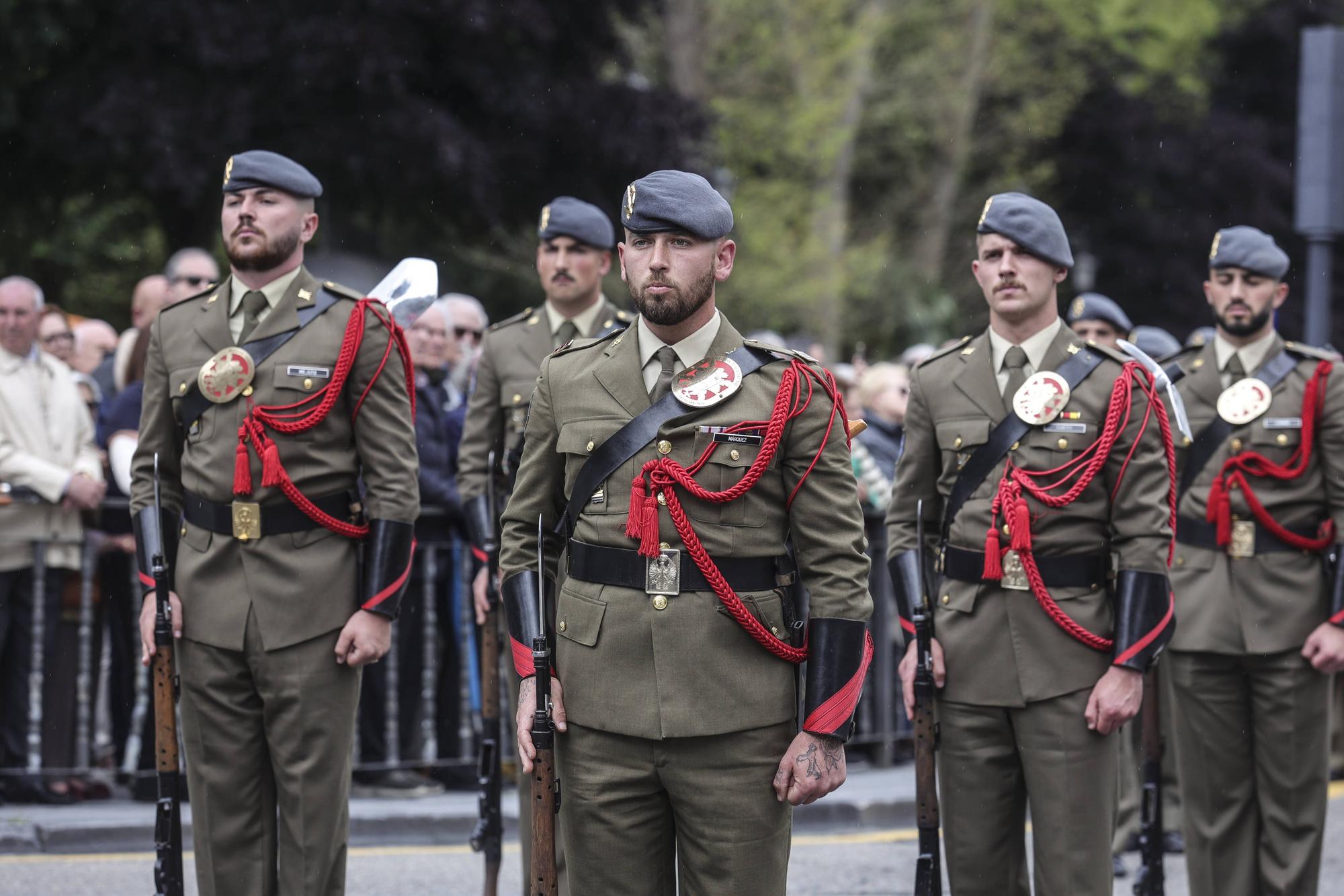 El izado de la bandera y la exposición del Bombé abren los actos del Día de las Fuerzas Armadas en Oviedo.