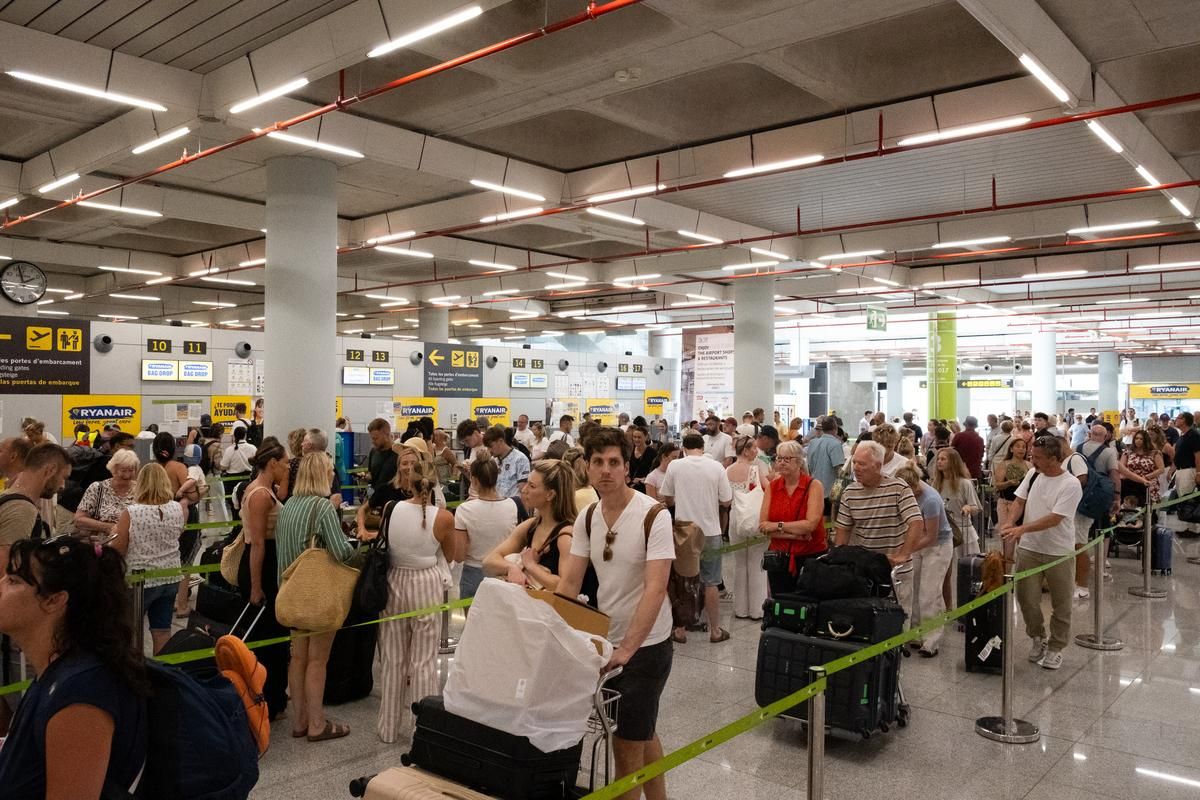 Las fotos del aeropuerto de Palma durante la primera jornada de huelga de controladores franceces