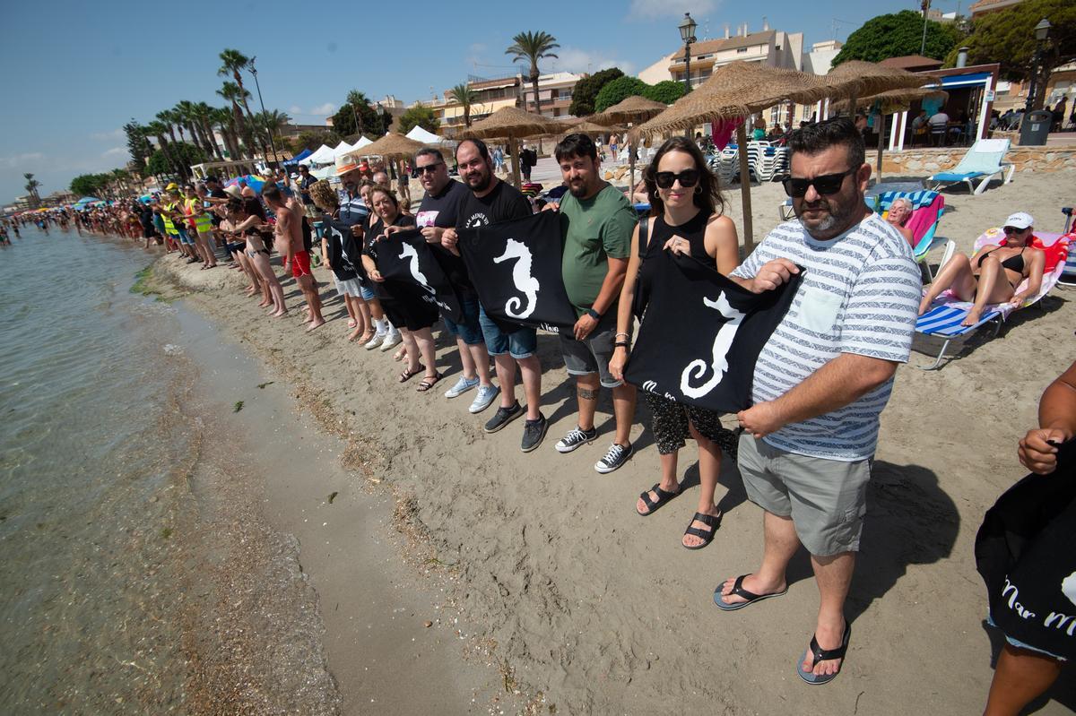 Murcia abraza al Mar Menor para reclamar su recuperación