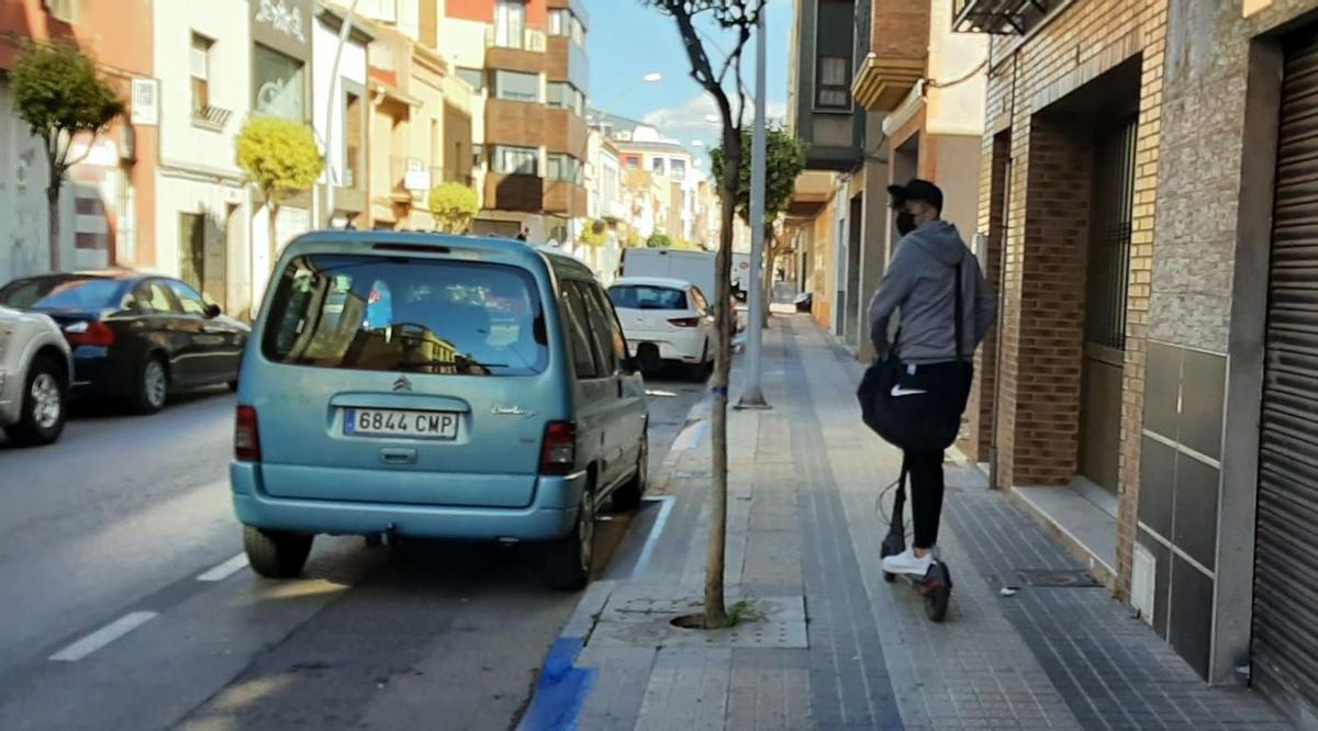 Un usuario de patinete eléctrico circula por una acera en Vila-real, una práctica prohibida y que es motivo de sanción.