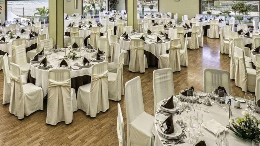 Un salón de un restaurante preparado para la celebración de una boda.