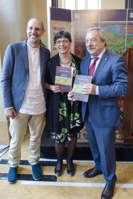 La peregrina italiana Marcella Giunta recibe el premio 'Alfonso II. Los Diarios del Camino de Santiago'