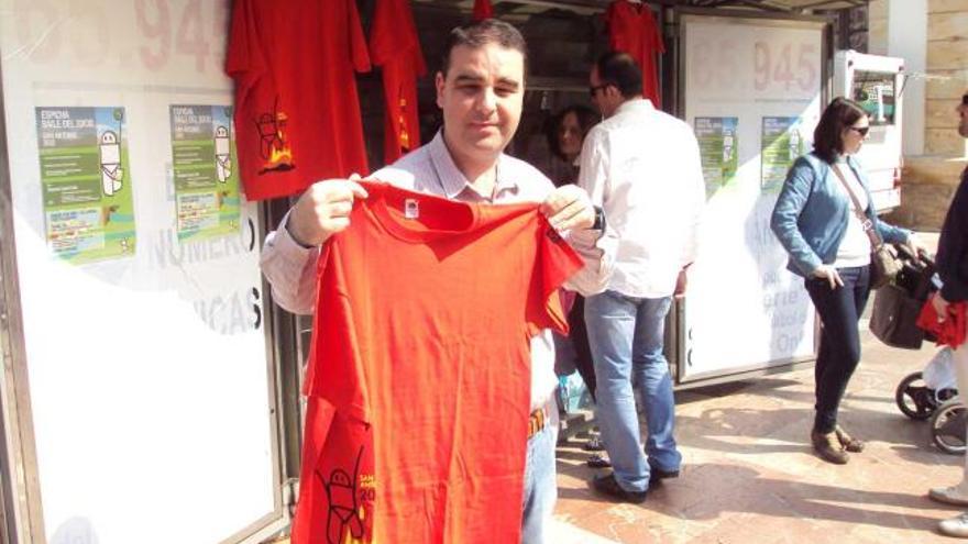 Alejandro Otero con una camiseta de San Antonio 2012.