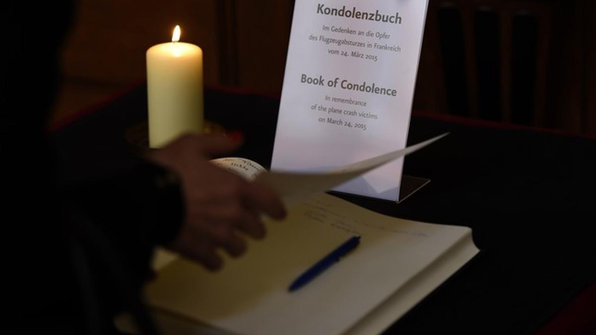 Libro de condolencias en memoria de las víctimas del vuelo 4U 9525 de Germanwings, este miércoles en la catedral de Berlín.