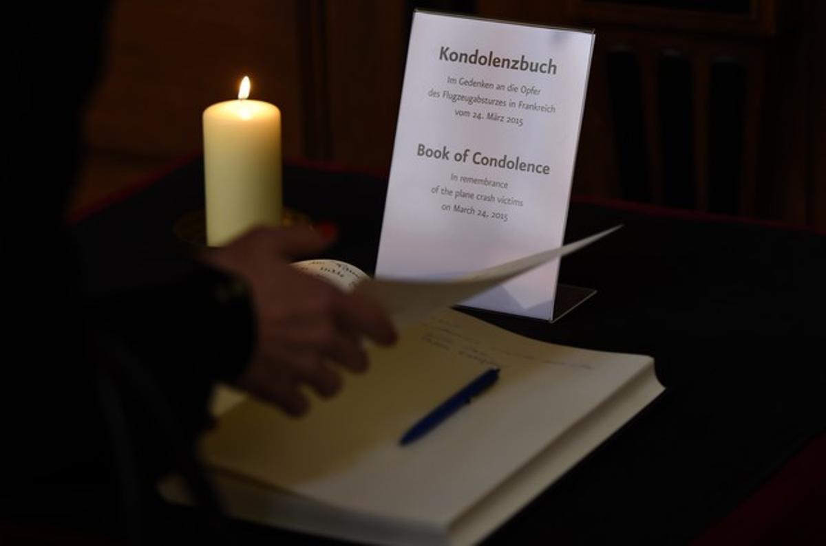 Llibre de condolences en memòria de les víctimes del vol 4U 9525 de Germanwings, aquest dimecres a la catedral de Berlín. Llibre de condolences en memòria de les víctimes del vol 4U 9525 de Germanwings, aquest dimecres a la catedral de Berlín.