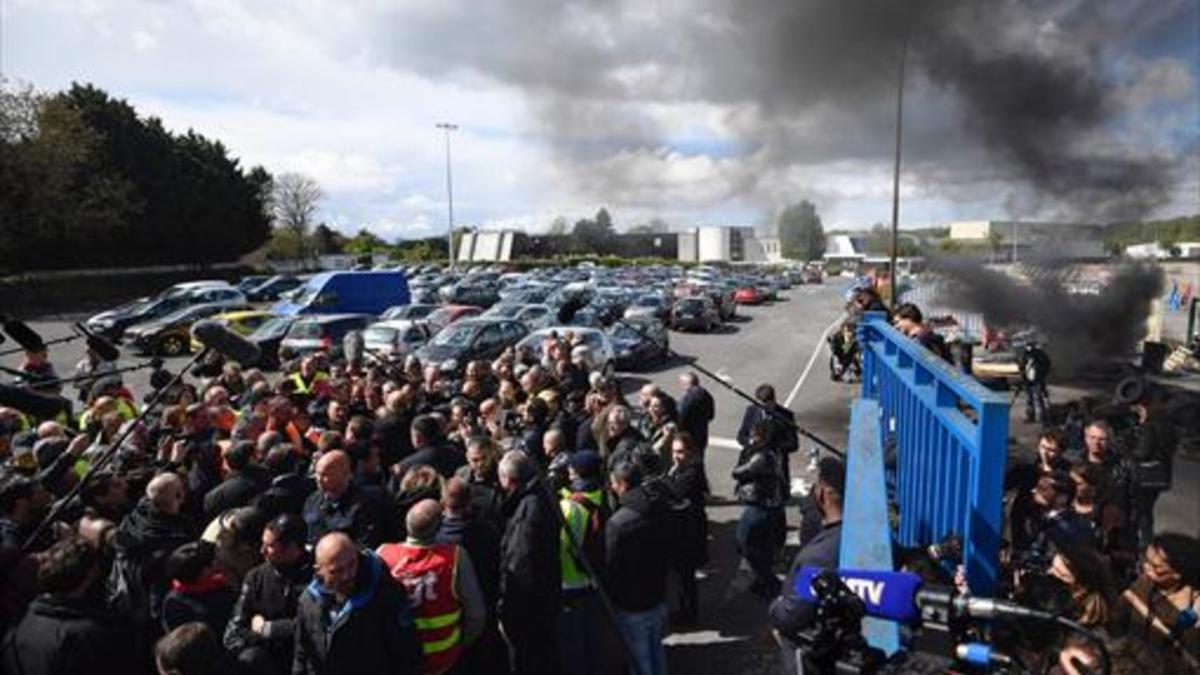 Macron intenta convencer a los trabajadores que le abuchearon ayer en Amiens.