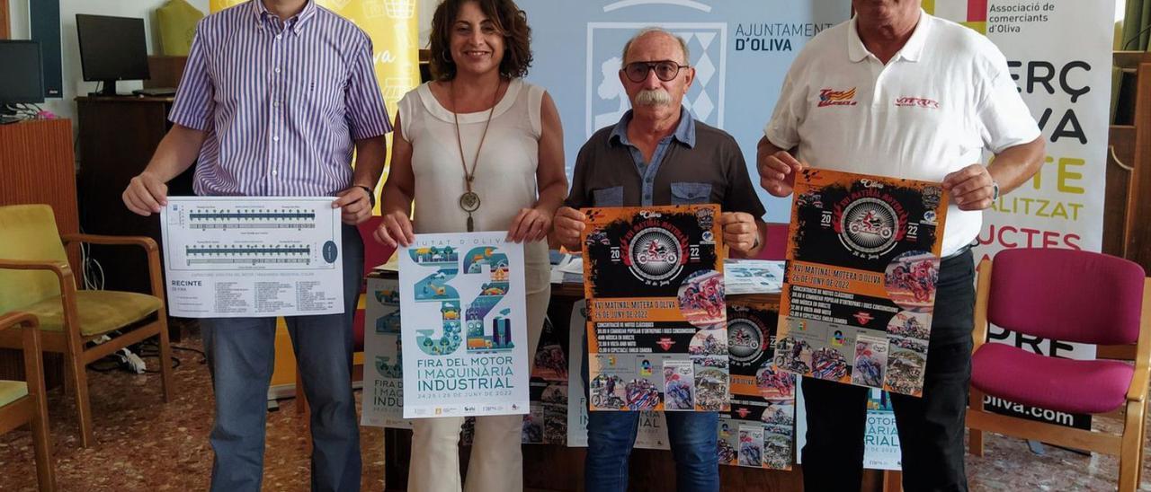 La alcaldesa, Yolanda Balaguer, junto a representantes de ACCO y la asociación de motos clásicas. | MIQUEL FONT