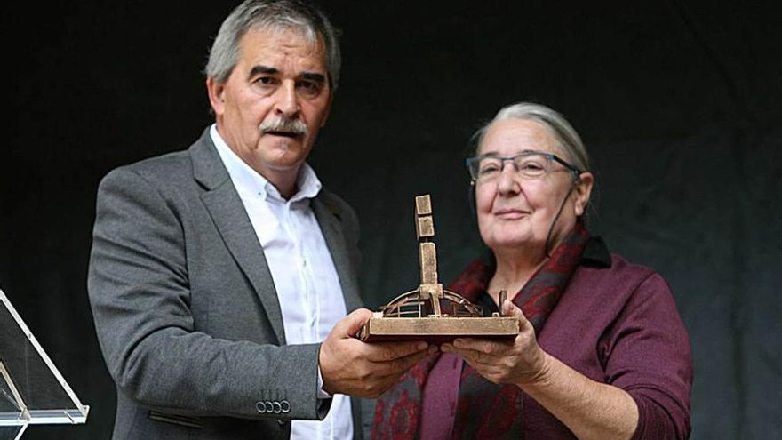 Dolores Cabra recibe el premio de manos de Aníbal Vázquez.