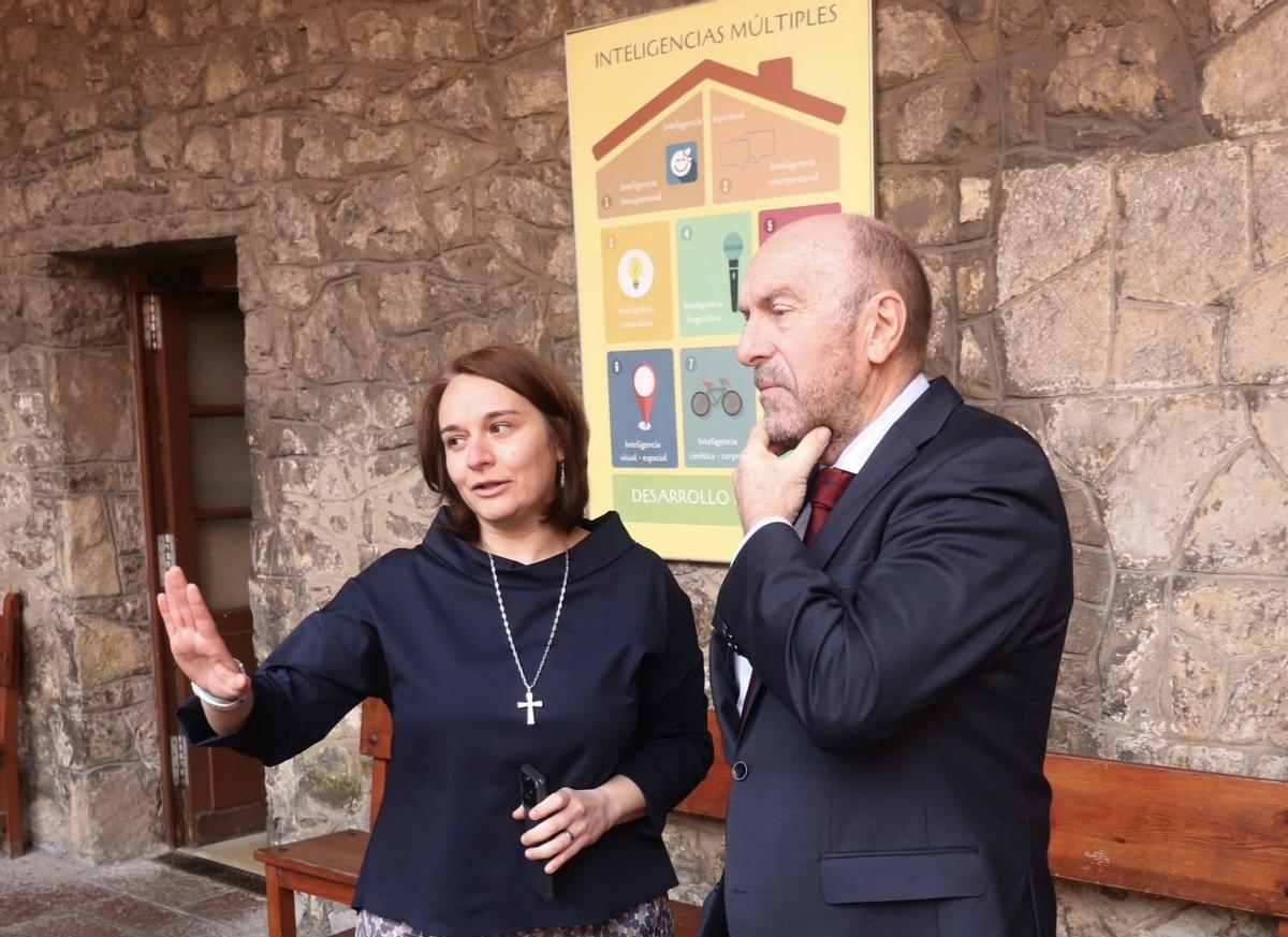 Sara García y Juan Cofiño, durante la visita al centro.