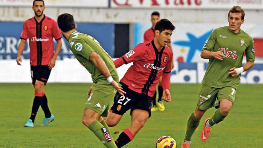 Marco Asensio conduce el balón ante rivales ayer en Son Moix.