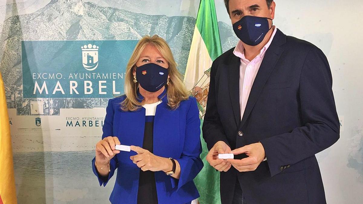 La alcaldesa y el edil de Hacienda, ayer, en la presentación de los presupuestos de 2021.