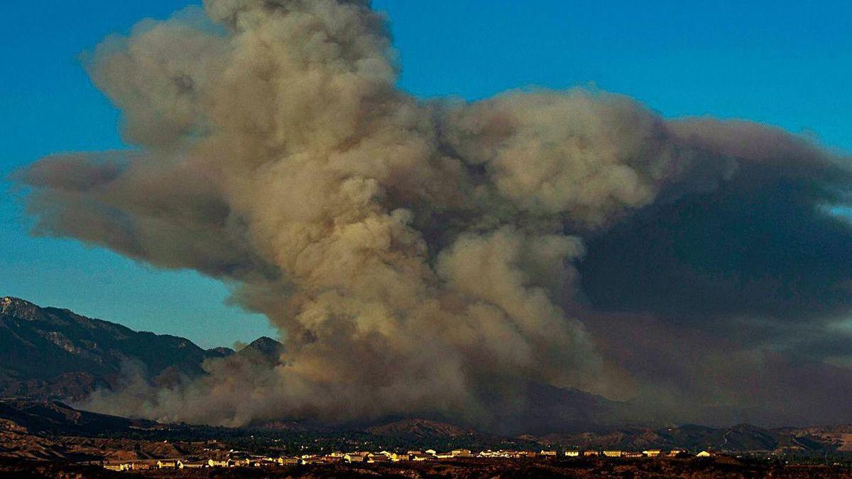 Un incendio obliga a evacuar a casi 8.000 personas en Los Ángeles