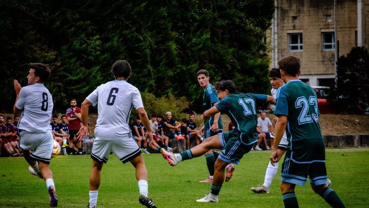 El Compos salva un penalti, pero no evita el empate