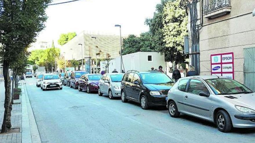 L’abús d’alguns usuaris evita la rotació de la zona taronja d’aparcament del mercat de Figueres
