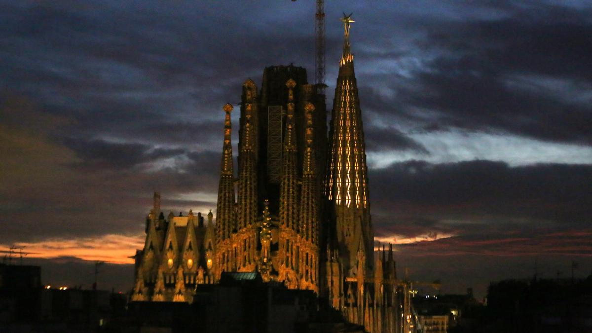 La Sagrada Familia ilumina la torre de la Virgen María