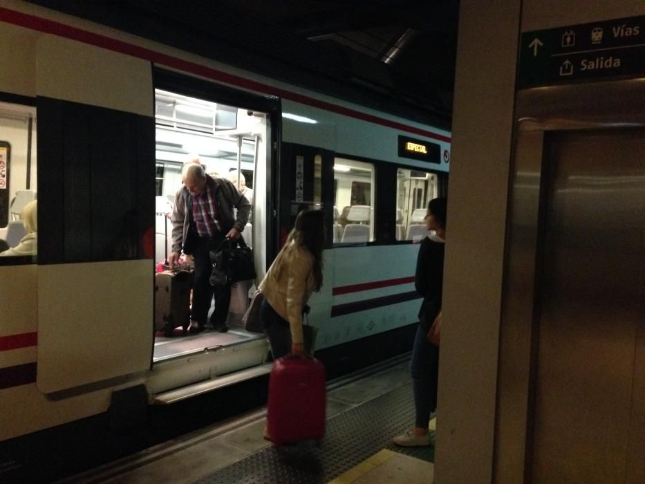 Llegada a Oviedo de los pasajeros del tren descarrilado