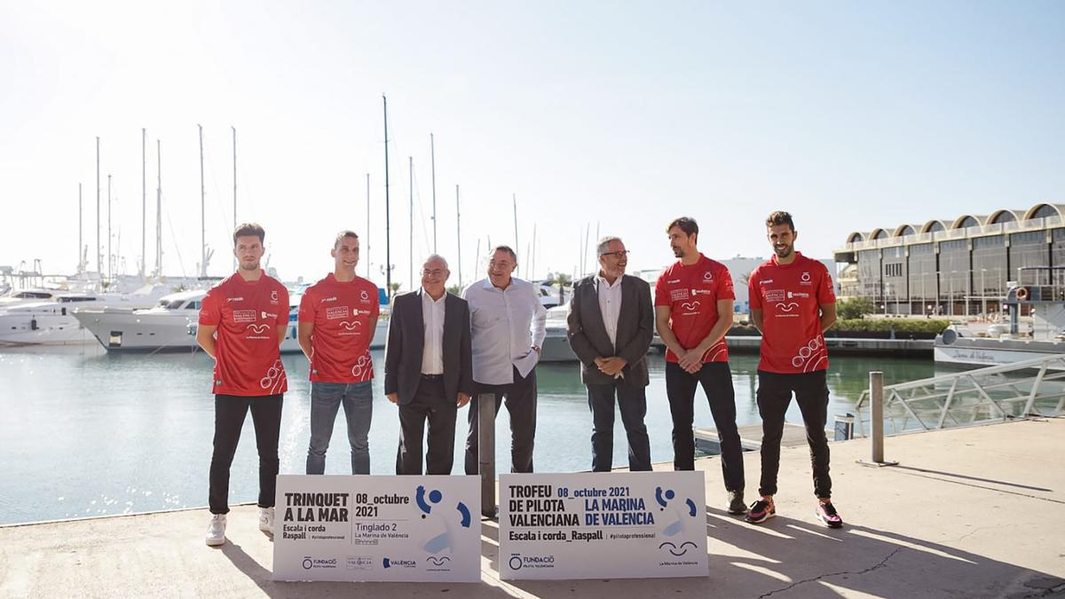 La presentació de ‘Trinquet a la mar’ va estar presidida per Vicent Llorenç, director general de la Marina, Josep Maria Catalunya, de  la comissió executiva de la Fundació per la Pilota, i jugadors participants.