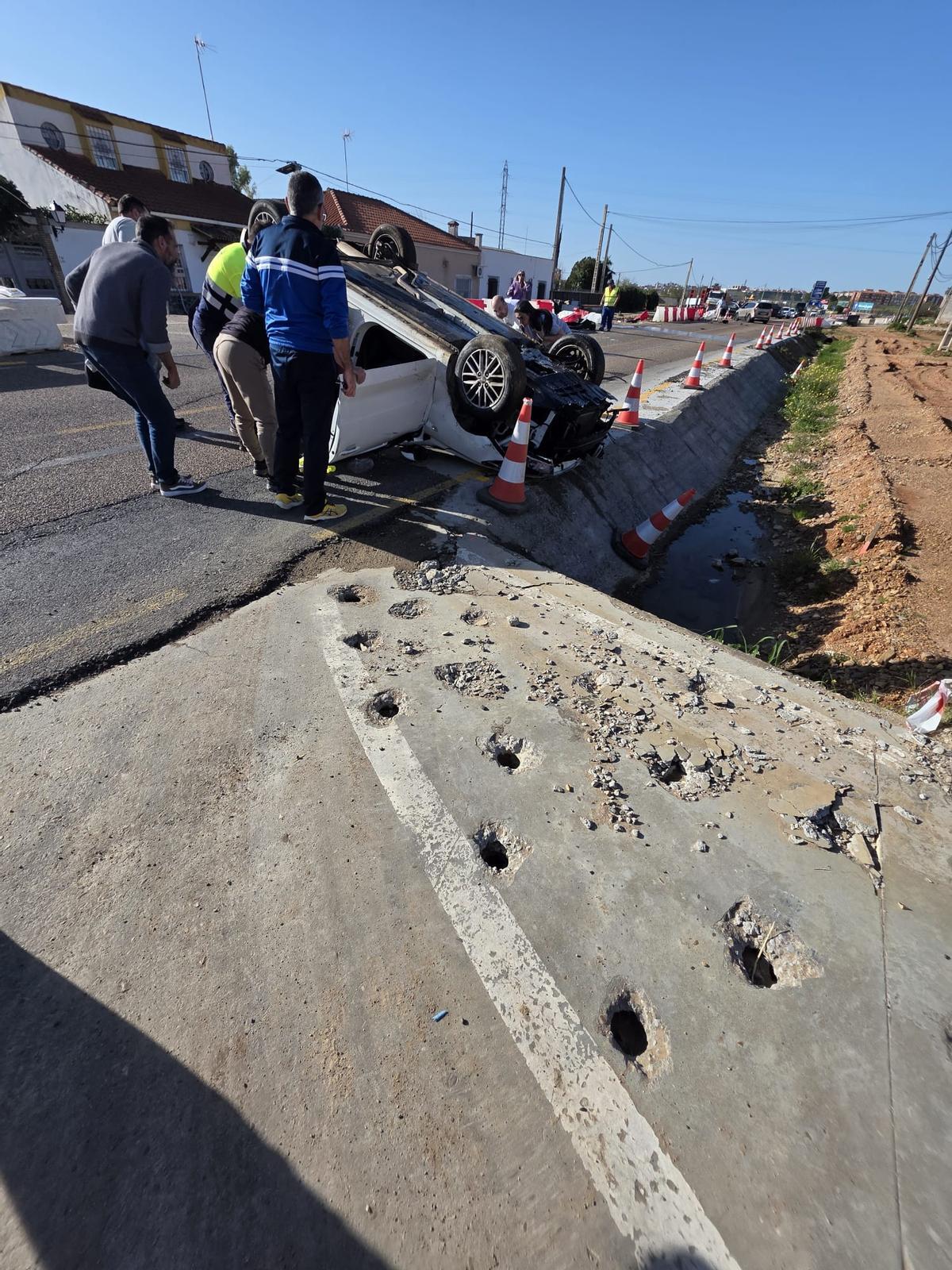 Fotogalería | Accidente en el tramo en obras de la carretera de Sevilla, en Badajoz
