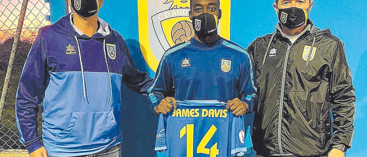 El extremo James Davis (c) fue presentado como jugador del Andratx.