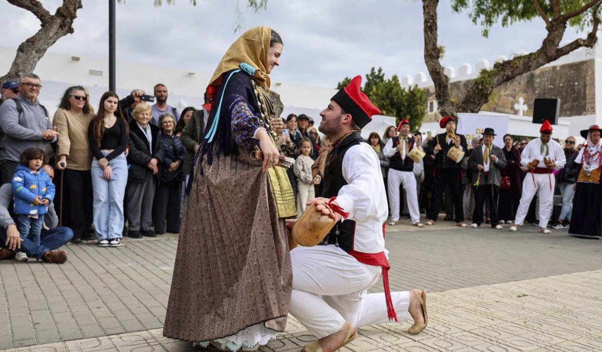 Exhibición de ‘ball pagès’ el Dia de Balears en Sant Jordi. | | TONI ESCOBAR