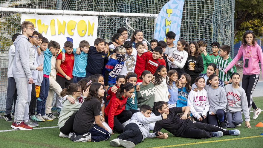 El Monte Tossal acoge a niños de 16 colegios en una actividad contra la obesidad infantil