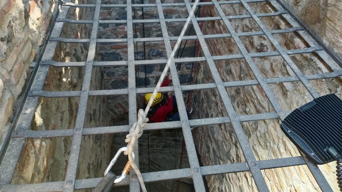 Los bomberos  inspeccionan dos pozos en la Alcazaba y Gibralfaro. Foto: Alejandro Santana Almendro