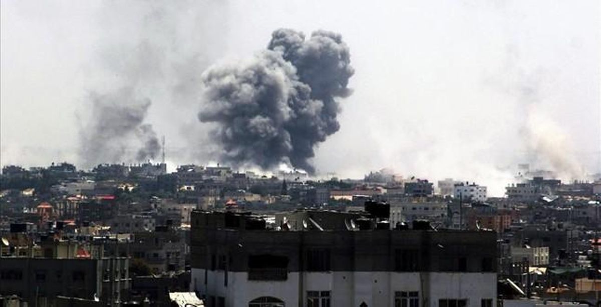 Columnes de fum s’eleven sobre la localitat de Rafah, al sud de la franja de Gaza, després d’un atac aeri israelià.