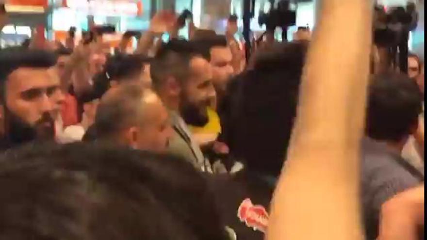 Negredo recibido como un héroe en Estambul